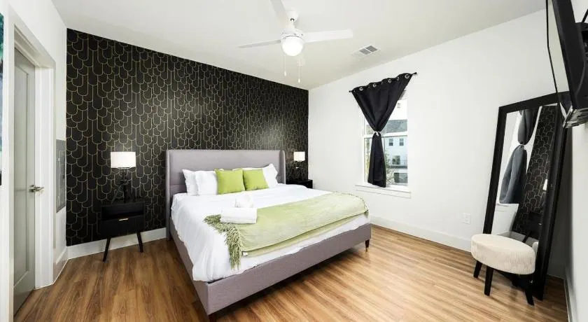 Sleek Stylish Apartment in Prime Location - Image 1