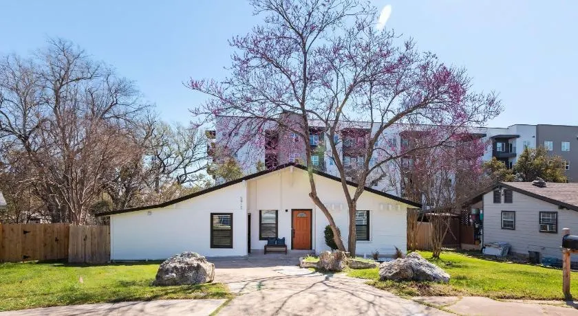 SoCo Oasis with Outdoor TV & Heavenly Bed Perfect for Extended Stays - Image 1