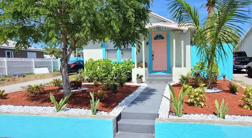 Lake Worth Beach Paradise Cove Cottage 2-1Bedroom - Image 1