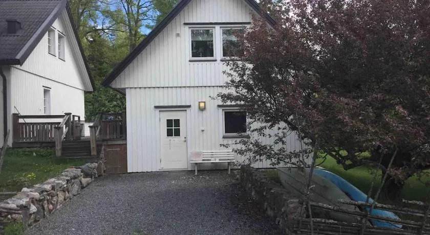 Eget hus i Tyresö Trollbäcken, kanoter ingår. - Image 1