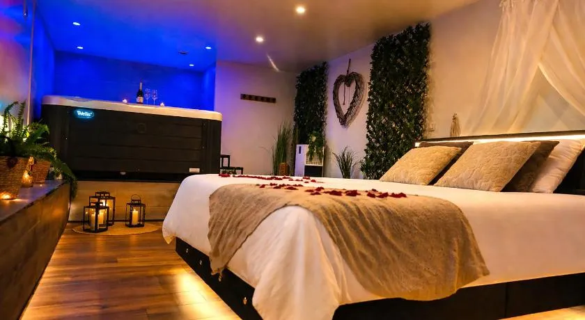 Le Bain des VioIettes - Grand jacuzzi privatif - Image 1