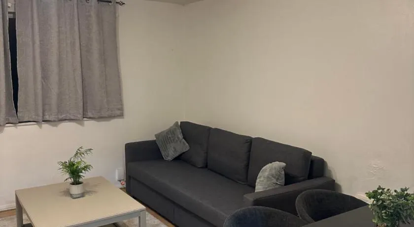 Maya-Ama Cosy 2 Bedroom Flat Near Lakeside Shopping Centre And Grays - Image 1