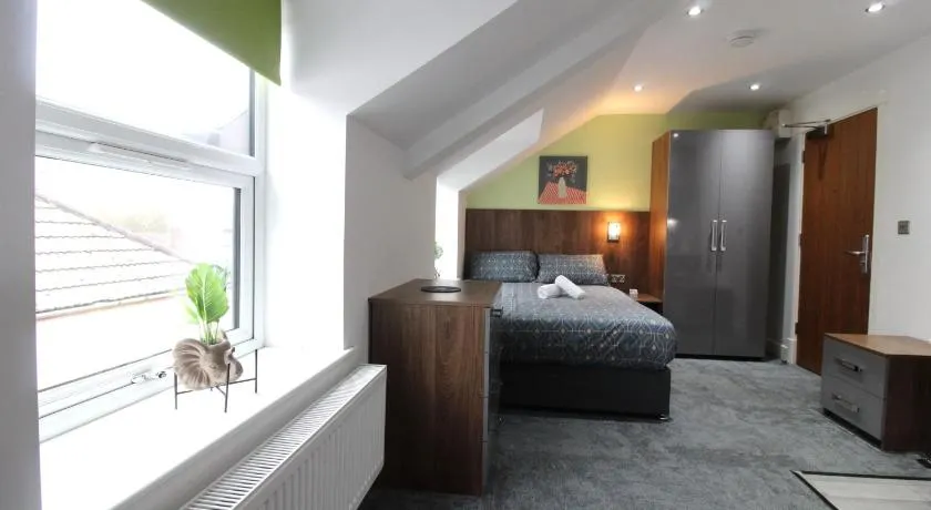 Victoria House - Deluxe Studios in Coventry City Centre, free parking, by COVSTAYS - Image 1