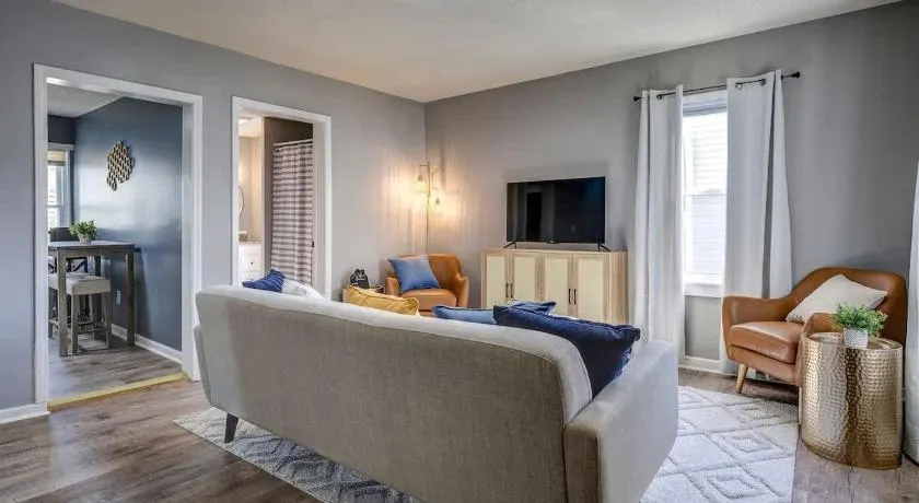 Charming 2 Bedroom Home by Founder's Park - Image 1