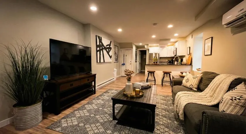 Boardwalk- large modern unit with King bed fast WIFI free coffee and easy parking - Image 1