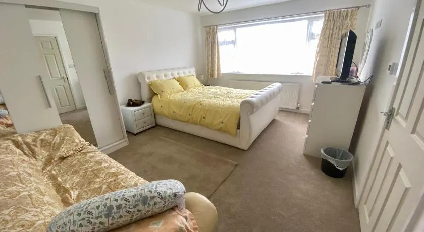 Raj Rentals Ensuite House Share - Image 1