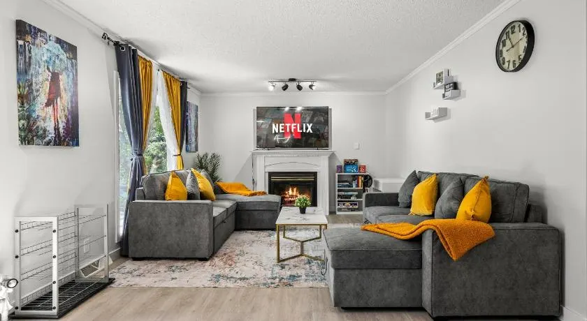 Bright 3-Bed Retreat Near the Zoo and Downtown - Image 1