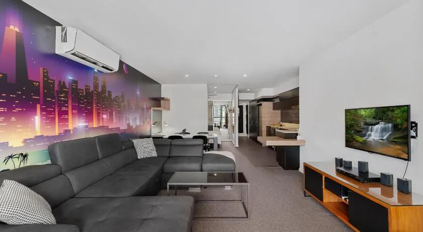 Discover urban bliss in our 1-bedroom King bed apartment! City views and cultural gems - Image 1