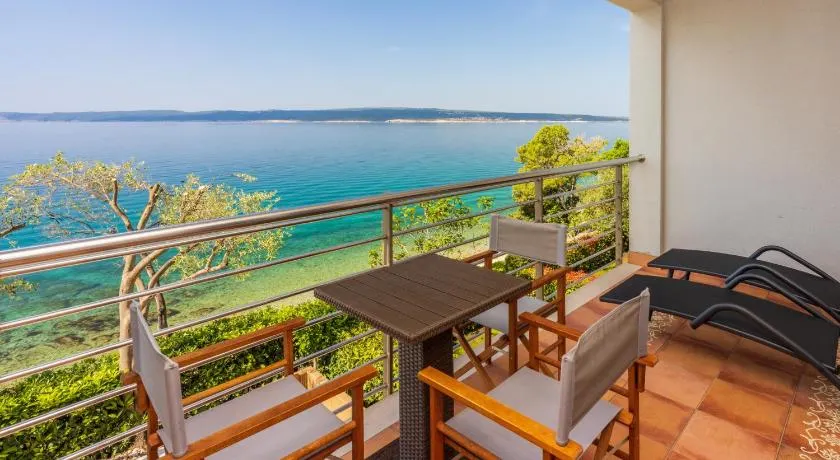 HETA ALAGIC III - Deluxe Beachfront Suites - Image 1