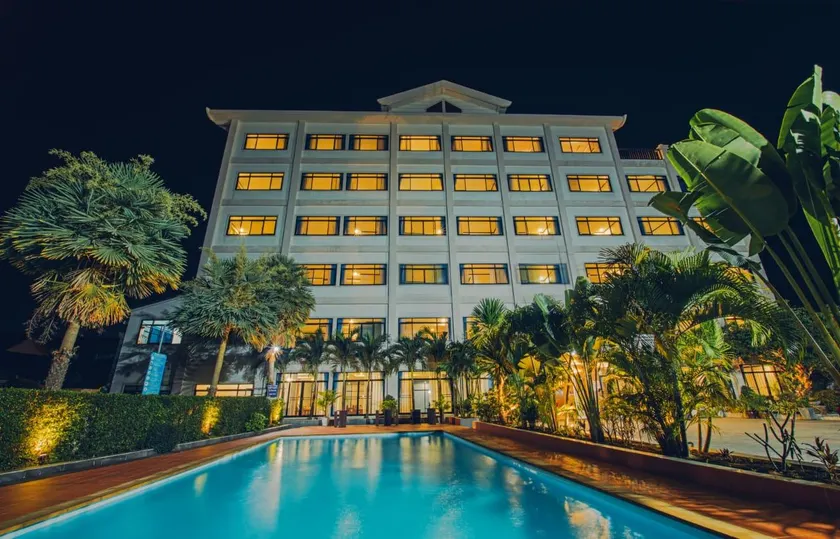 Sisombat Plaza Hotel - Image 1
