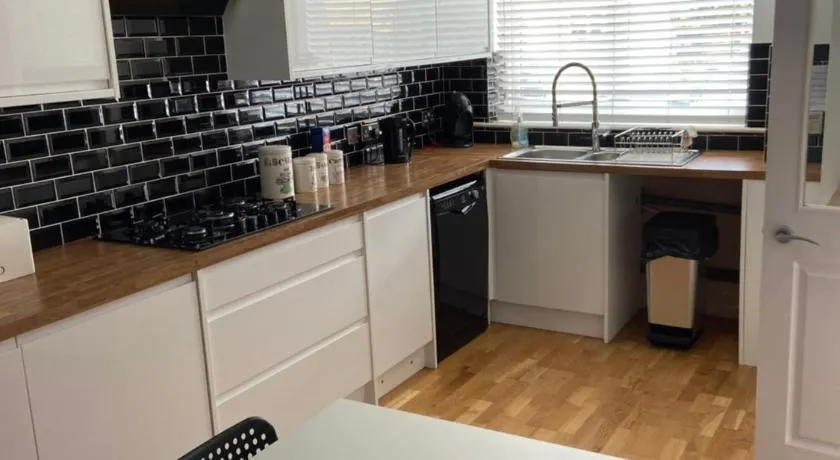 Garland way 2 bed house Sheffield free parking 5 min from m1 - Image 1