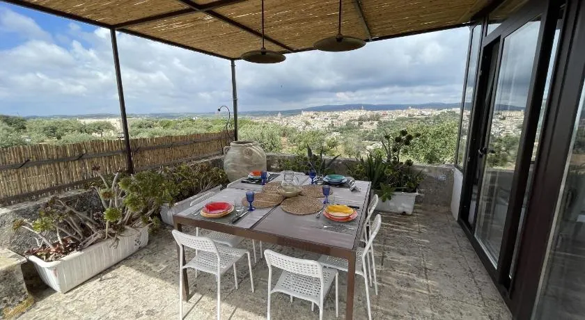 Villa ammuso con piscina sul Val di noto - Image 1