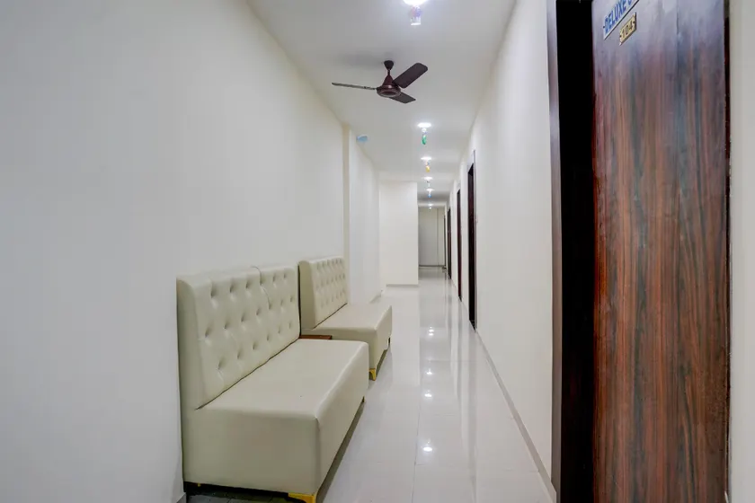 Super Hotel O Elegance Inn - Image 1