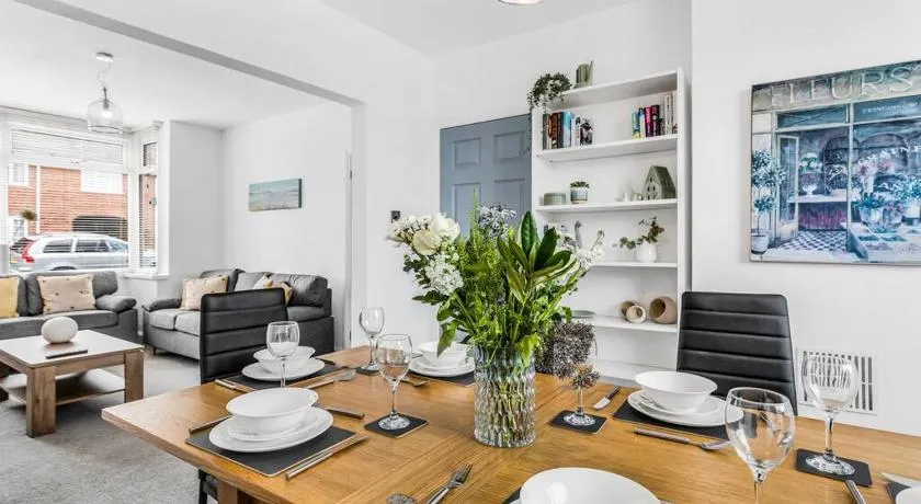 Relaxing 3 Bedroom Stay with Private TVs Near Ashby - Image 1