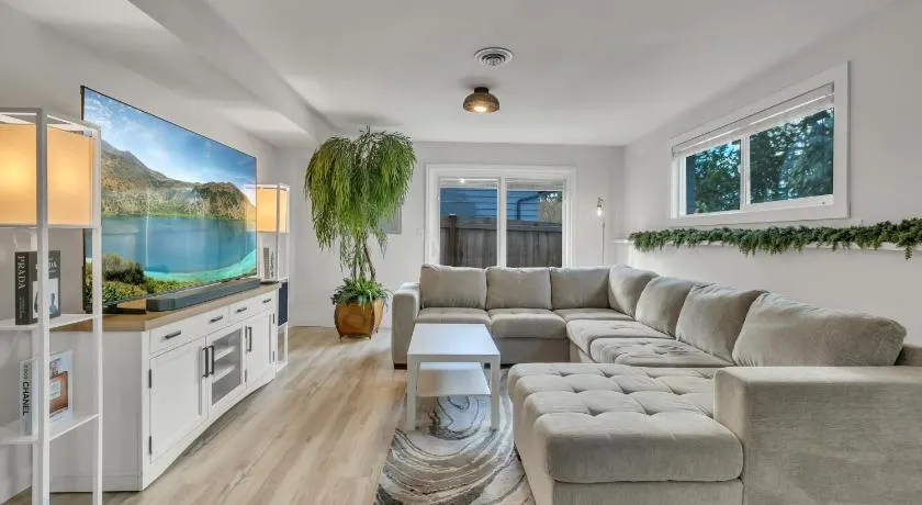Beautiful Home with Hot Tub and Movie Room - Image 1