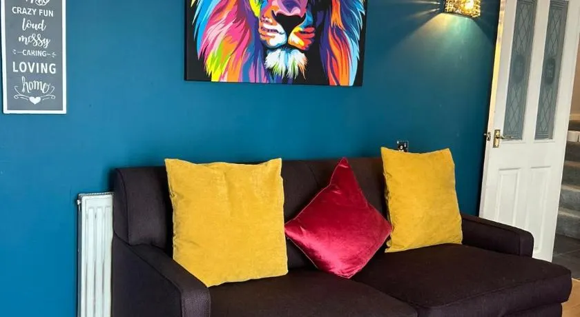Luxurious 3 Bedroom Contractor House Stevenage by Randz Property Group - Short Lets l Sleeps 6 l Free Parking & Wifi - Image 1