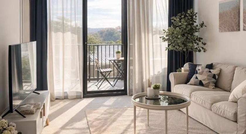 Modern 2BR 2Bath with Balcony near ANU & City Quiet Stay Free Parking - Image 1