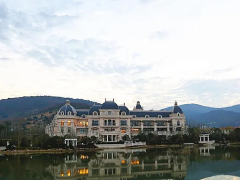 Wuxi Rsun The Lakefart Hotel - Image 1