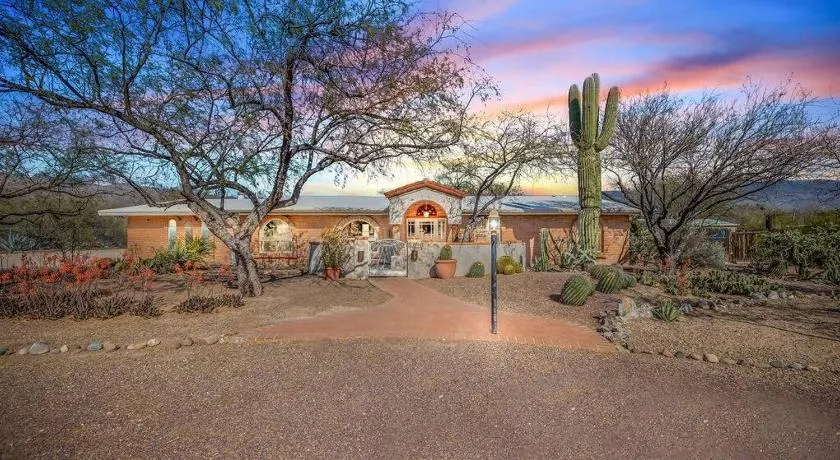 Saguaro Family Oasis - Pool, Hot Tub, Privacy acre - Image 1
