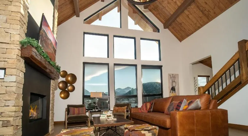 Beautiful Views! Jacuzzi, Indoor/ Outdoor Fireplace, Steps to Lake Estes - Image 1