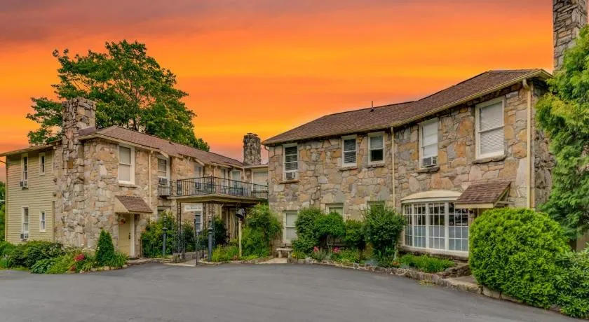 Echo Mountain Inn - Image 1
