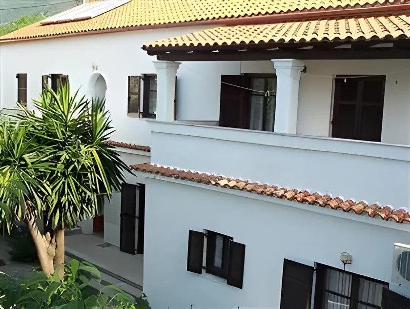 Gorgona apartments & studios - Image 1