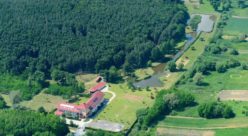 Csicsergő Szabadidőközpont - Image 1