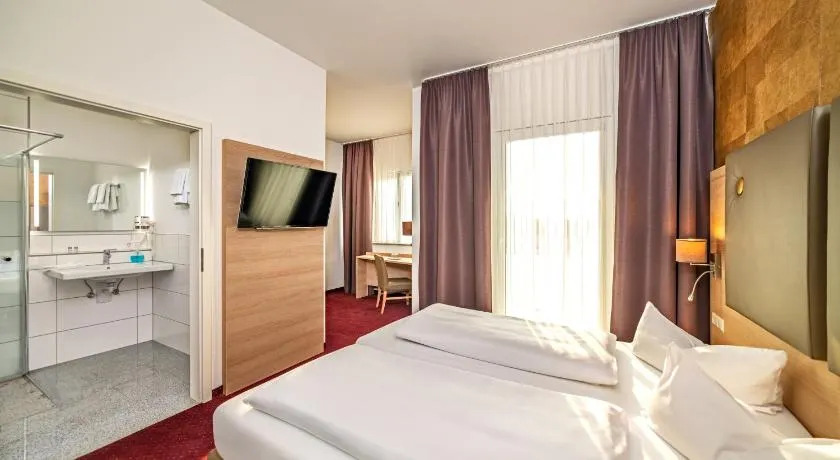 Hotel am Stadtrand - Image 1