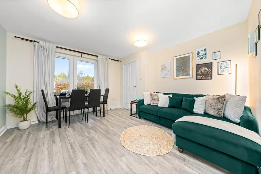 Urban Elegance - Spacious 5-Bed Home in Glasgow - Image 1