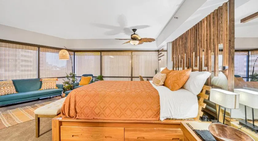 Retro Studio! Pool, Hot Tub, Free Parking & WiFi - Image 1