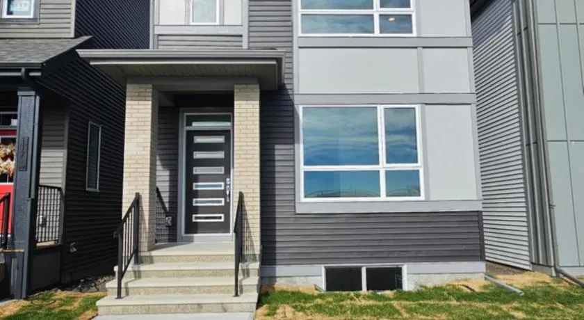 3 Bedroom Modern Luxury House - Family Friendly, 3 Queen Beds, Free Wi-Fi, and Free Parking - Image 1