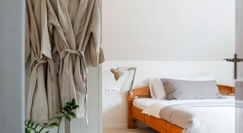 Celý apartmán v rodinném domě s vanou a krbem - Image 1