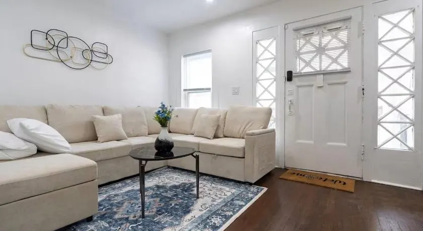 Modern 2-Bedroom House with Free Parking and Convenient Location - Image 1