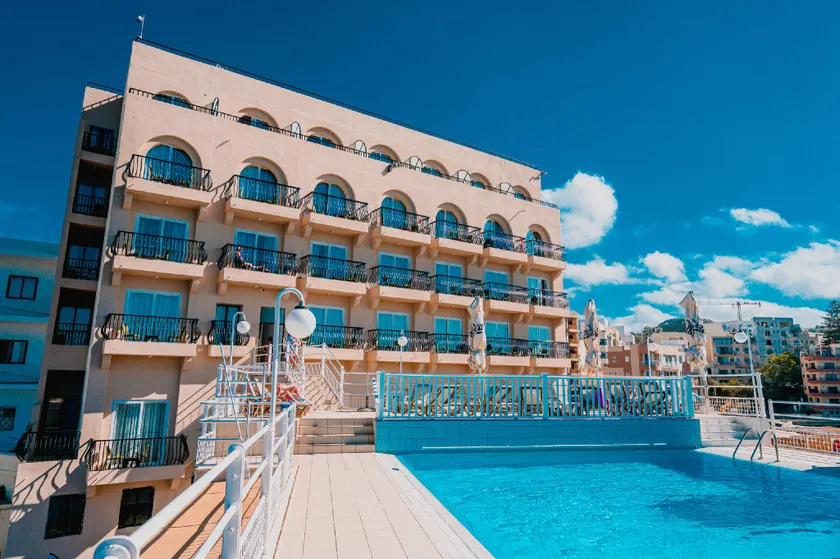 Gillieru Harbour Hotel - Image 1