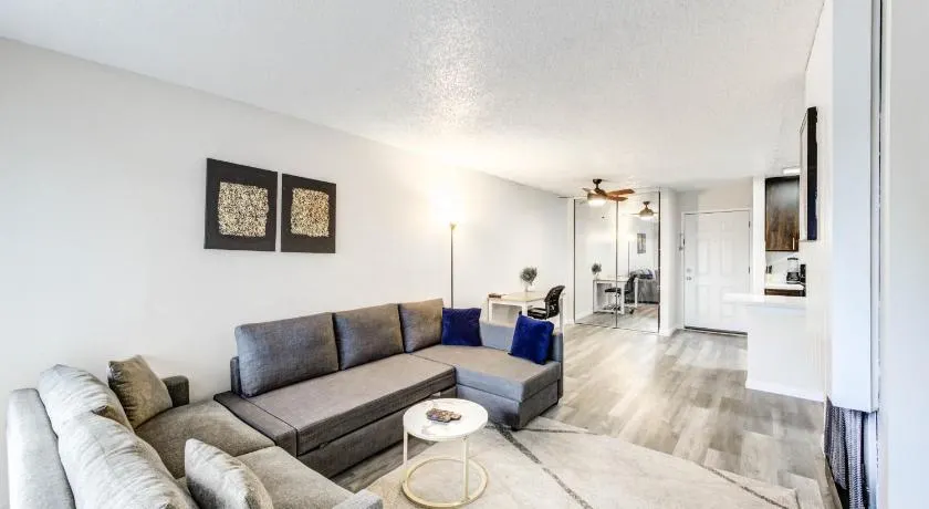Bright & Stylish 1BR Free WiFi Free Parking - Image 1