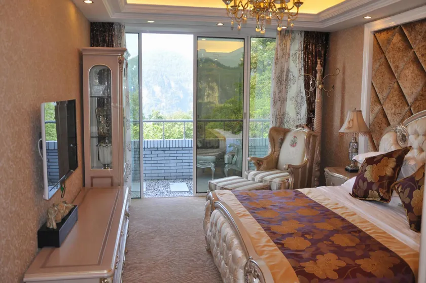 Longquan Hotel - Image 1