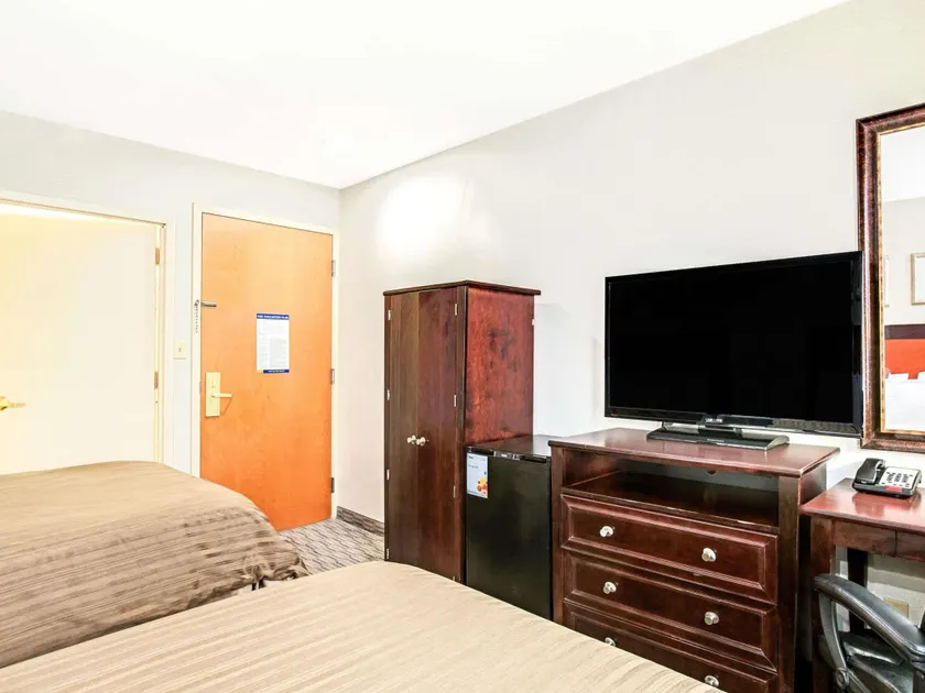 Days Inn Long Island City - Image 1