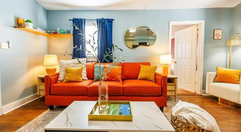 Opulence On Oak Street - Image 1