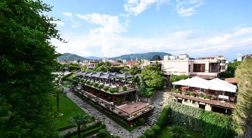 Real Scampis Hotel - Image 1