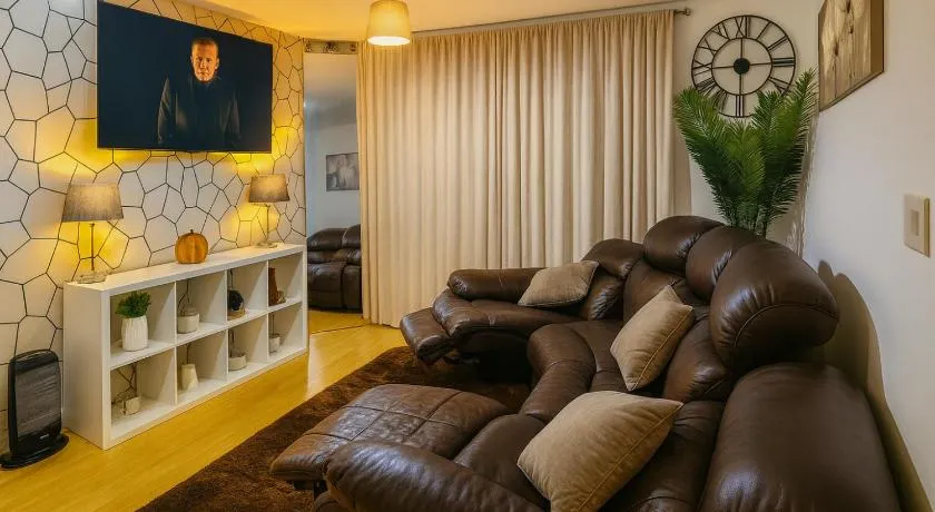 Modern 2 Bed Apartment with Free Parking - Image 1