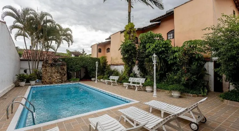 Casa com piscina e churrasqueira próximo à praia - Image 1