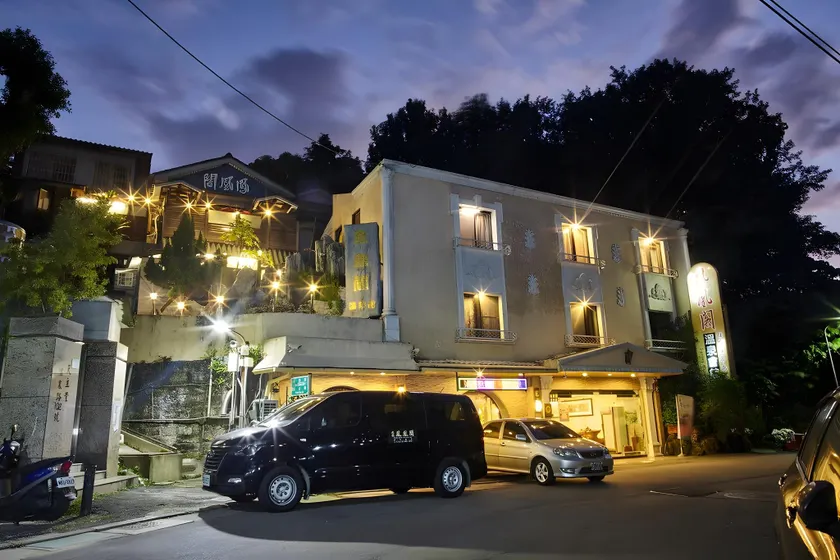 Phoenix Pavilion Hot Spring Hotel - Image 1