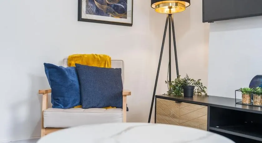 #93 Stylish Warwick Home - 10 mins to Warwick Castle - Sleeps 6 - " Perfect for Contractors and Families - Free Parking" - Image 1