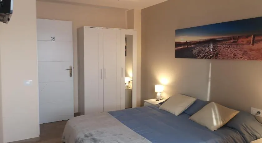 Hostal Mari en La Laguna, alquiler habitación privada en hostal, 6 habitaciones cerca de la universidad y aeropuerto Norte, 3 baños compartidos - Image 1