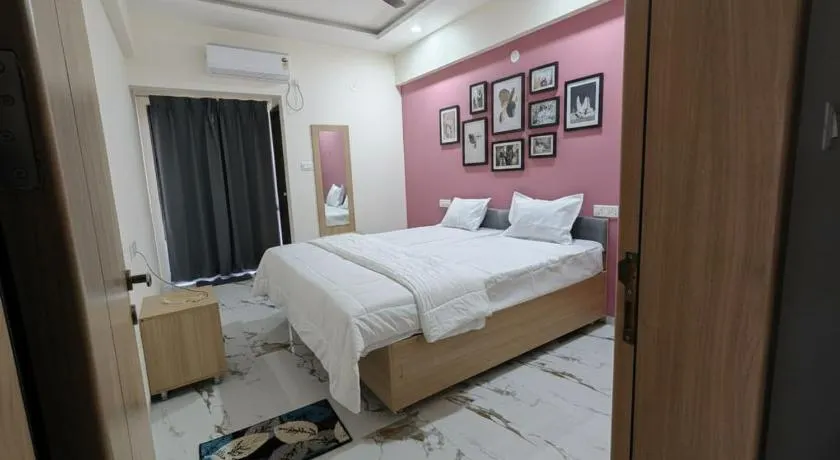 The Royal Ark Hotel - Image 1