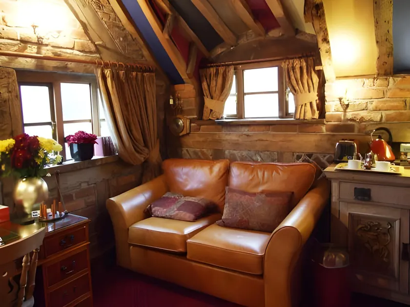 Wizards Thatch Medieval Styled Suites with Four Poster Beds - Image 1