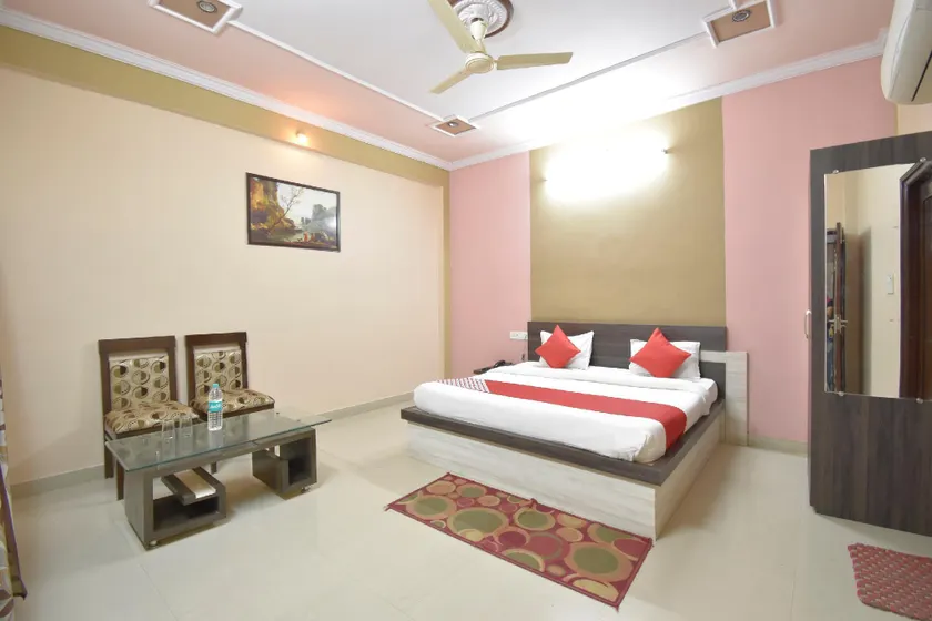 OYO 40860 Hotel Ramaa Inn - Image 1