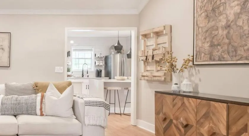 Stylish & Spacious Home Near ATL - Image 1