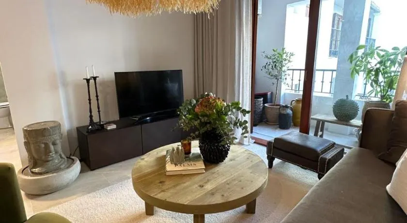 Beautiful Apartment in Puerto de la Duquesa Marina, Steps from the Beach - Image 1