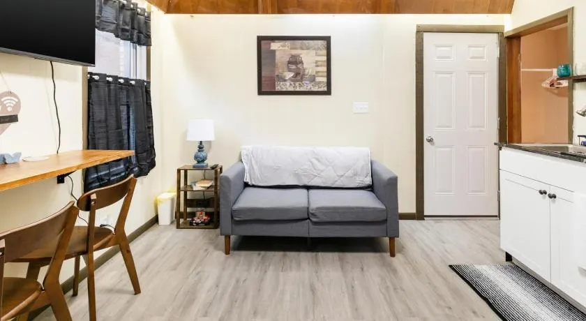 Spacious 2BR Apt • Free Parking • Baden - Image 1